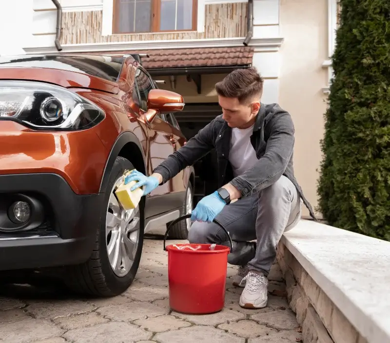 Lavage auto à domicile La Chapelle-Souëf : professionnel intervenant sur un véhicule